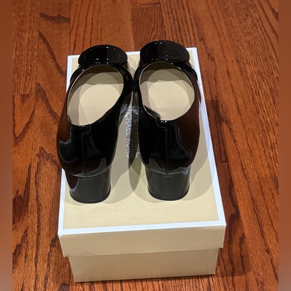Michael Kors Pauline Mid Pump in high shine black patent leather in 7.5M - Picture 3 of 7